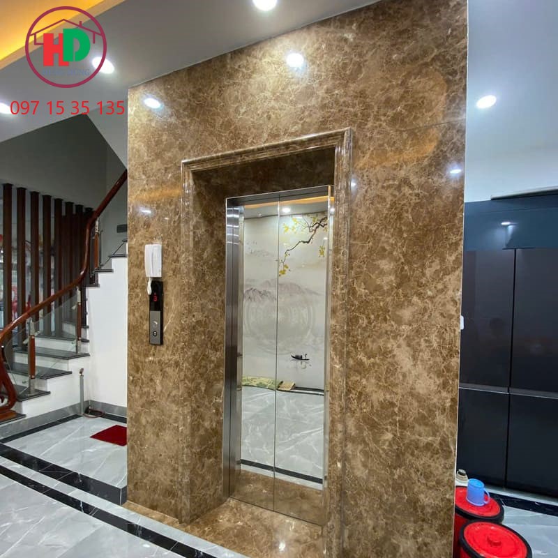 So sánh vật liệu ốp thang máy: nhựa, đá, kính, inox
