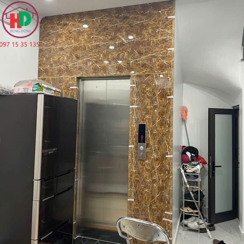 Ốp vách thang máy bằng nhựa PVC thực tế tại công trình