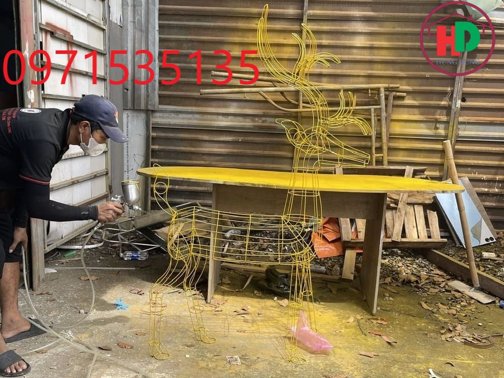 tuần lộc thép sơn màu vàng