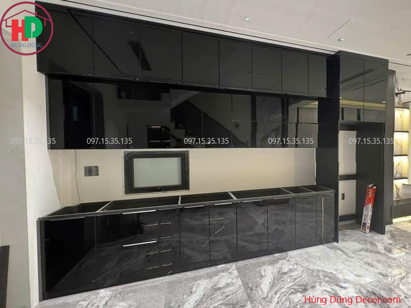 Mẫu tủ bếp gỗ Acrylic màu đen