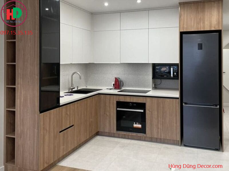 thi công nội thất bếp màu nâu kết hợp trắng sang trọng