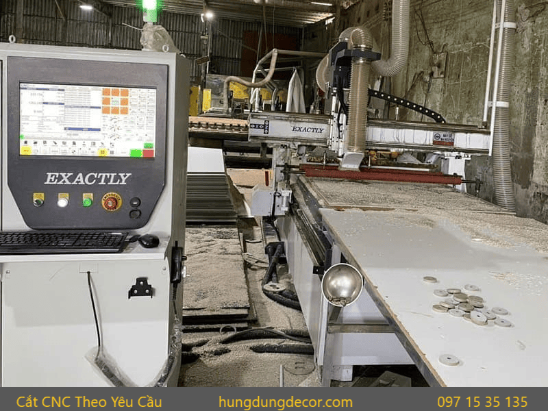 Máy cắt CNC hiện đại đang gia công theo yêu cầu