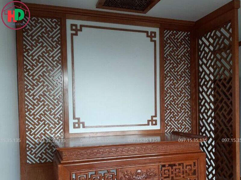 Phòng thờ nhà phố yên tĩnh với bàn thờ gỗ MDF veneer cao cấp