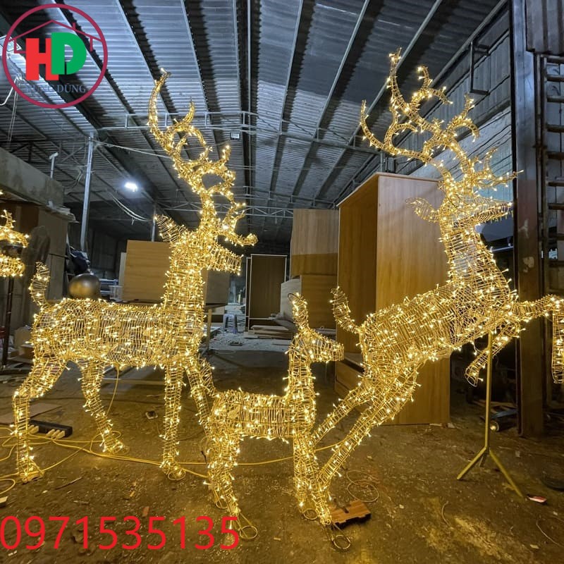 Không gian ngoài trời hiện đại được điểm xuyết bằng tượng tuần lộc thép, mang lại cảm giác sang trọng, tinh tế và ấm áp.