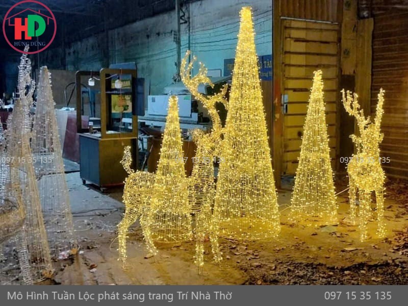 Mẫu tuần lộc trang trí phát sáng, điểm nhấn cho không gian nhà thờ mùa Giáng Sinh.