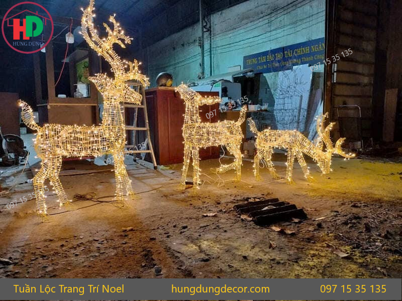 Tuần lộc trang trí Noel đẹp đặt trong phòng khách sang trọng